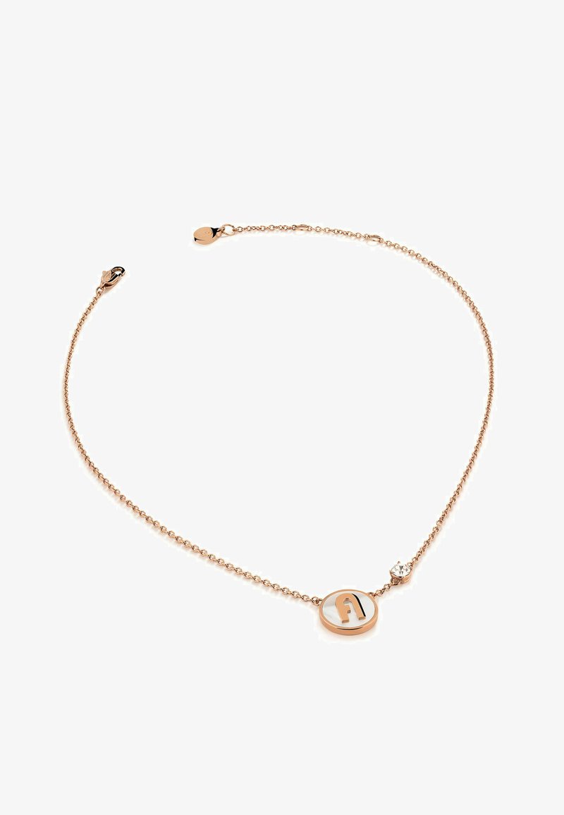 Halskette aus Roségold mit einem runden Anhänger, der eine weiße Einlage und den Buchstaben "a" aufweist. Inklusive eines kleinen Kristallakzents.