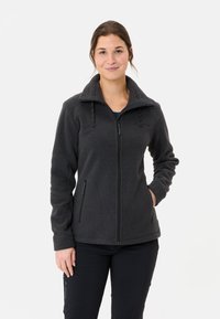 Grijze fleece jas met een ritssluiting aan de voorkant, hoge kraag en twee zijzakken. De stof heeft een zachte textuur en verstevigde stikselaccenten.