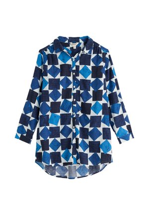 Srajca z dolgimi rokavi z gumbi, z velikim vzorcem modrih in mornarsko modrih kvadratov na belem ozadju, z ovratnikom in zavihanimi rokavi.