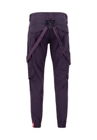 Cargo-Hosen aus dunkelviolettem Stoff mit Seitentaschen, verstellbaren Trägern und elastischen Bündchen. Mit Markenetikett auf der Rückseite.