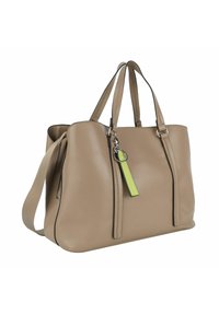 Borsa tote in pelle beige con due manici, una tracolla rimovibile, bordi neri e un'etichetta verde attaccata da un anello d'argento.