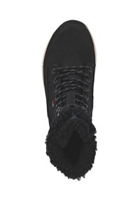 Schwarze Wildleder-Hochstiefel mit Kunstfellkragen, runder Zehenform und schwarzen Schnürsenkeln. Verstärkte Ösen und strukturierte Sohle für Grip und Langlebigkeit.