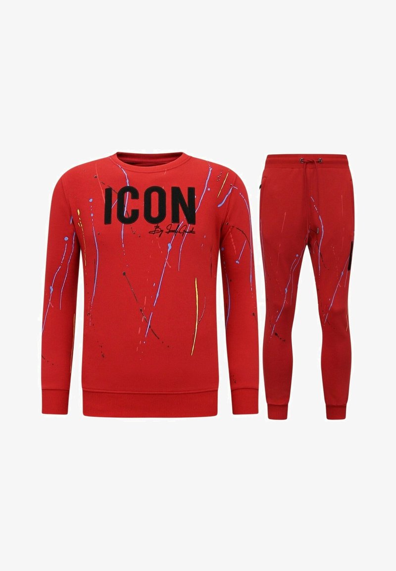 Rode trainingsoutfit bestaande uit een sweatshirt met ronde hals met "ICON" gedrukt in het zwart en spetters verfaccenten, gecombineerd met bijpassende tapered broek.