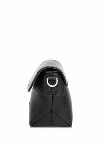 Czarna skórzana torba z teksturowanym wykończeniem, z klapką, srebrnymi akcentami w formie pierścieni i trójkątną podstawą. Kompaktowy i zorganizowany design.