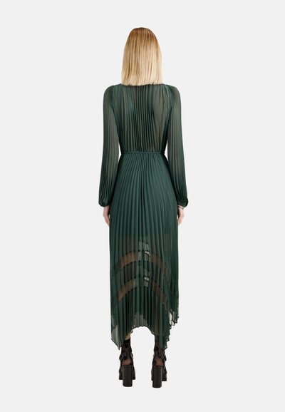 Długa, plisowana sukienka w ciemnozielonym kolorze, z długimi rękawami i talią ściąganą w pasie. Półprzezroczysty dolny element dodaje struktury.