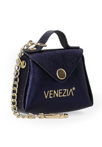 Lille marineblå håndtaske lavet af blankt materiale, med en guld kedjesnor og en trykknaplukning, prydet med "VENEZIA."