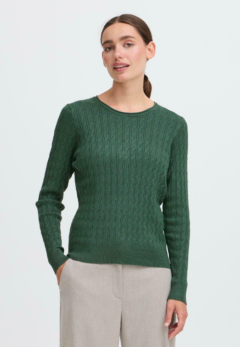 Grønn strikket genser med en teksturert kabeldesign, rund hals og lange ermer; ribbestrikkede mansjetter og kant for en tettsittende look.