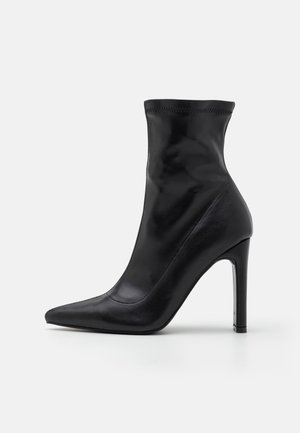 Enkellaarsjes met hoge hak - black