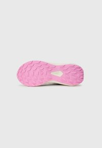 Suola di una scarpa con battistrada texturizzato rosa e una sezione beige al centro, esposta su uno sfondo bianco semplice.