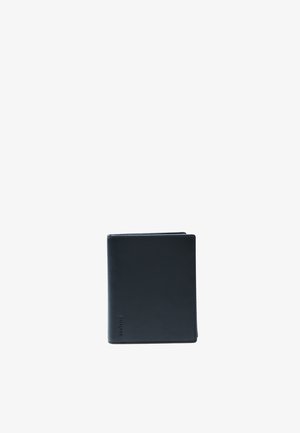 Schwarze Lederbörse, bi-fold Design, glatte Textur, minimalistische Nähte, geprägtes Logo auf der Vorderseite, kompakte Größe, ideal für Taschen oder Beutel.