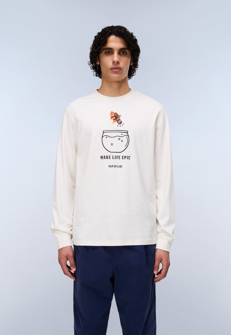 Κρεμ μακρυμάνικη μπλούζα με στρογγυλή λαιμόκοψη, με γραφικό ενός γυάλινου δοχείου χρυσόψαρου και εντόμου, κείμενο "MAKE LIFE EPIC" και λογότυπο από κάτω.