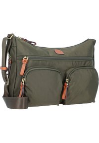 Borsa in nylon verde oliva con tracolla brown regolabile, due tasche con zip frontali e dettagli in pelle. Texture liscia e design semplice.