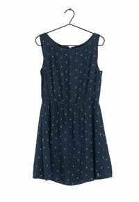 Námořnická modrá bezrukávová šaty s elastickým pasem, zdobená vzorem malých bílých kotviček a příležitostnými červenými akcenty. Hladká textura látky.