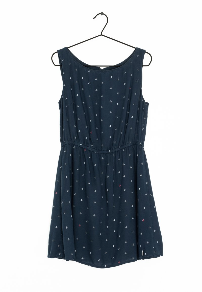 Námořnická modrá bezrukávová šaty s elastickým pasem, zdobená vzorem malých bílých kotviček a příležitostnými červenými akcenty. Hladká textura látky.