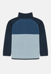 Pullover in pile a maniche lunghe per bambini, con collo alto blu navy, maniche blu navy, parte superiore della schiena blu navy e pannello inferiore della schiena blu chiaro.