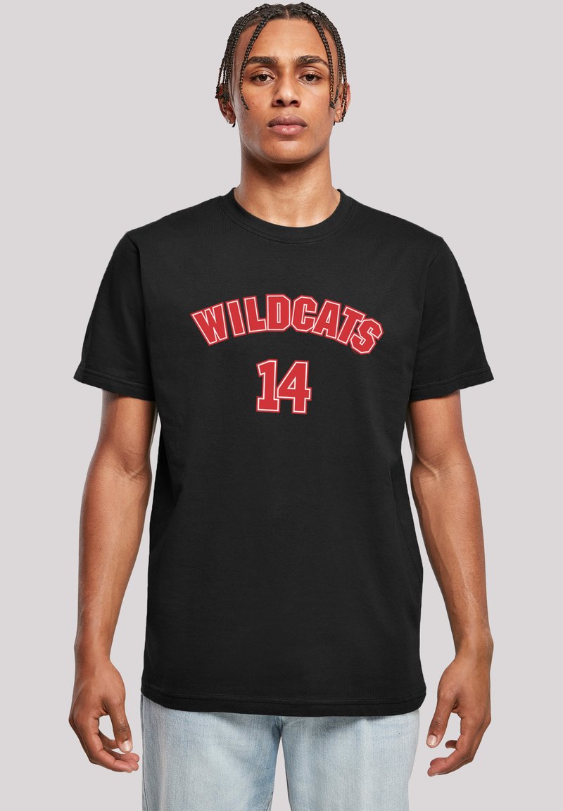 Juodos medvilnės marškinėliai, kuriuose išsiuvinėta žodį "WILDCATS" raudonais didžiųjų raidžių silhouete ir skaičius "14" apačioje, su tradicine apvalia kaklaskarė.