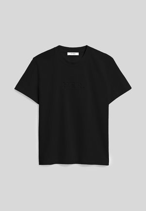 T-shirt noir manches courtes col rond avec texte en relief "HER." sur le devant et une étiquette blanche de la marque à l'intérieur du col.