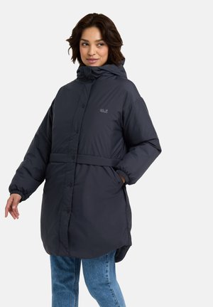 Pufferjack in donker marineblauw, met een hoge kraag, drukknoopsluitingen en een ceintuur in de taille. De stof lijkt glad en licht glanzend.