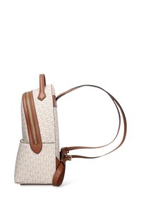 Beige rugzak met patroon en bruine leren accenten, ritssluiting en verstelbare banden. Zijkantzak en decoratieve stiksels zichtbaar.