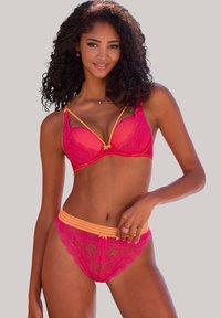 Spitzen-BH und Panty-Set in lebhaftem Pink mit orangen Akzenten. Der BH hat gepolsterte Cups und verstellbare Träger; die Panty hat ein Spitzenüberzug-Design.