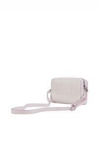 Borsa a tracolla in materiale rosa tenue con forma rettangolare. Presenta una chiusura con zip, tracolla regolabile e dettagli di cucitura sobri.