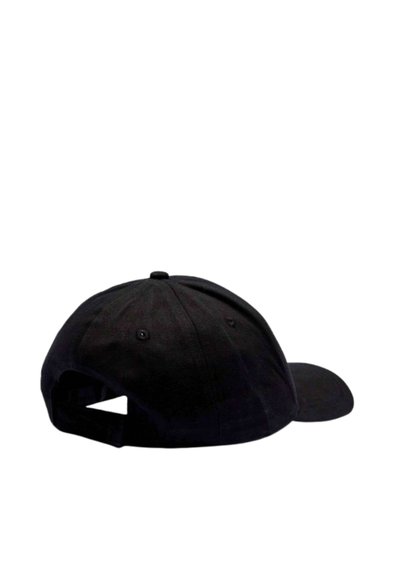 Cappellino da baseball regolabile nero visto da dietro con visiera curva e chiusura con fibbia in tessuto su sfondo bianco.