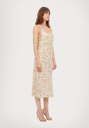 Blumenkleid in Midi-Länge aus leichtem Stoff mit weißem Grund und verstreuten roten Fruchtmustern, dünnen Trägern und gerader Silhouette.
