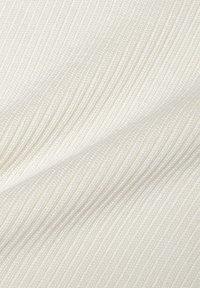 Geweven stof in crèmekleur met een ribbelstructuur, voorzien van subtiele toonvariaties en een zachte, flexibele structuur.
