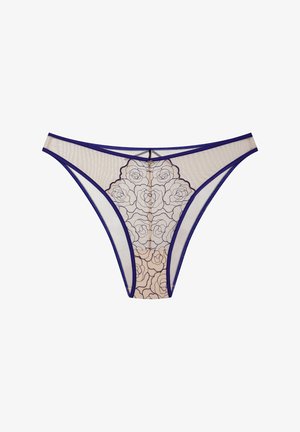 Przezroczysty cielisty koronkowy thong z fioletowymi akcentami, z wzorem róż oraz małym dekoracyjnym detalem na środku.