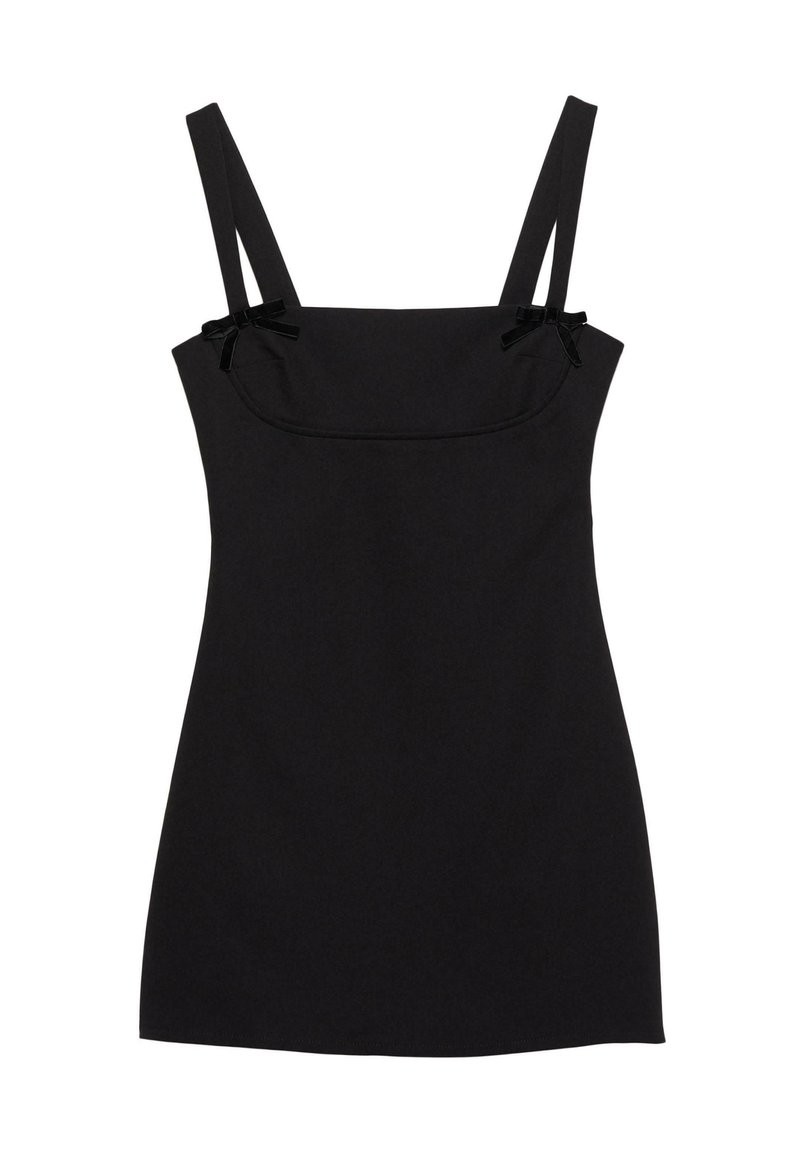 Čierne šaty bez rukávov s priliehavým strihom. Majú tenké ramienka s malými mašličkami na ramenách a hladkú textúru.