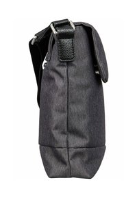 Borsa in tessuto grigio con una tracolla in pelle nera, forma rettangolare, superficie testurizzata e chiusura a pattina. Presenta dettagli in metallo.