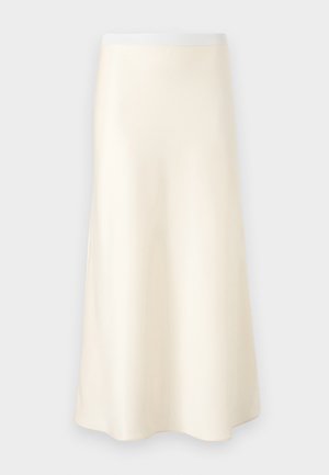Krémová saténová sukňa v A-líne s hladkou textúrou a širokým opaskom, s plynulým siluetovaním, ktoré jemne padá.