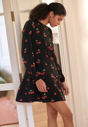 Next Denné šaty - black cherry print