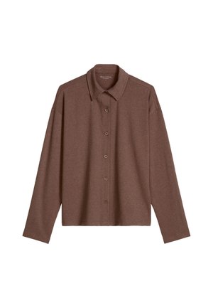 Bruine blouse met lange mouwen en knopen, met kraag, gemaakt van zachte stof, plat liggend op een witte achtergrond.