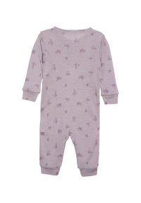 Lila Strampler für Babys mit langen Ärmeln, der ein dezentes Schmetterlingsmuster und eine weiche Stofftextur aufweist. Keine sichtbaren Verschlüsse.