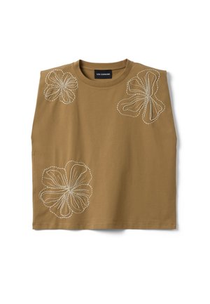 Top marrón sin mangas con escote redondo, con tres grandes patrones florales bordados en hilo blanco en la parte delantera.