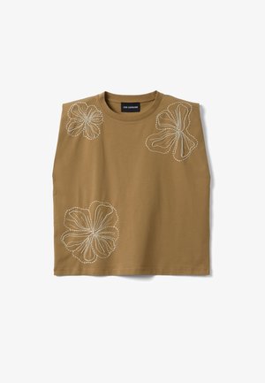 Top marrón sin mangas con escote redondo, con tres grandes patrones florales bordados en hilo blanco en la parte delantera.
