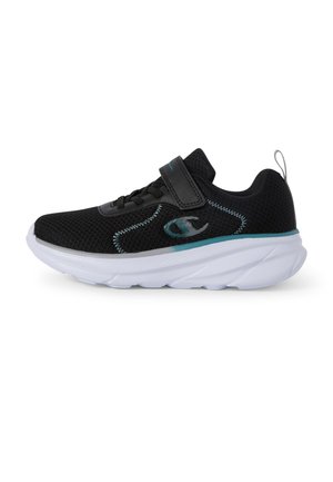 Chaussure de sport noire avec semelle blanche épaisse, coutures bleues, lacets et une bride Velcro sur fond blanc.
