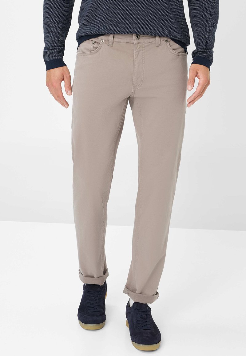 Pantaloni beige realizzati in tessuto leggero, con design a gamba dritta, chiusura a bottone e due tasche davanti.