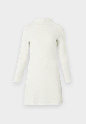 Rochie albă cu dungi, guler înalt și mâneci lungi, cu o siluetă conică care se lărgește ușor la tiv. Textură moale.