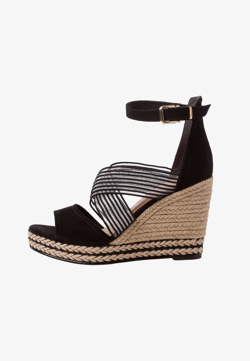 Zwarte suède sleehak sandaal met een gevlochten touw plateau, voorzien van gestreepte stoffen kruisbanden en een verstelbare enkelriem met een gouden gesp.