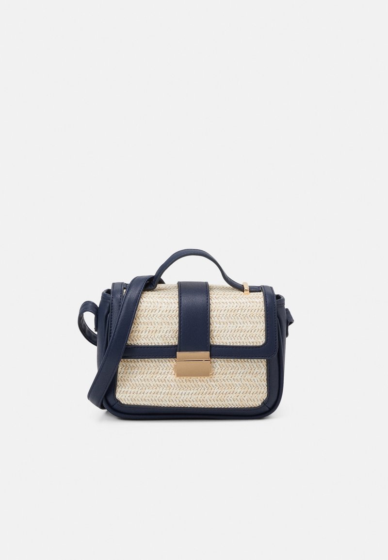 Borsa a mano in pelle blu navy con parte frontale intrecciata crema, chiusura in hardware dorato e tracolla removibile. Forma rettangolare compatta, texture dettagliata.