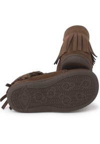 Scarpe mocassino in suede marrone con dettagli in frange, suola in gomma con motivo a onda e interno imbottito per il massimo comfort.
