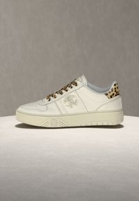 Λευκό sneaker χαμηλού παπουτσιού με λεπτομέρειες λεοπάρ στο τακούνι και τα κορδόνια, ανάγλυφο λογότυπο στο πλάι και παχύ, υφή σόλα.