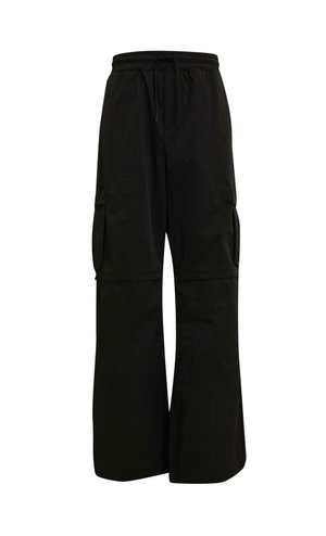 Zwarte cargobroek met een elastische tailleband, een brede beenontwerp en grote zijzakken voor functionaliteit en comfort. Glad textuur.