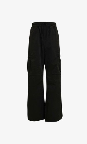 Fekete cargo nadrág, rugalmas derekú, széles szárú kialakítással és nagy oldalsó zsebekkel a praktikum és kényelem érdekében. Sima textúra.
