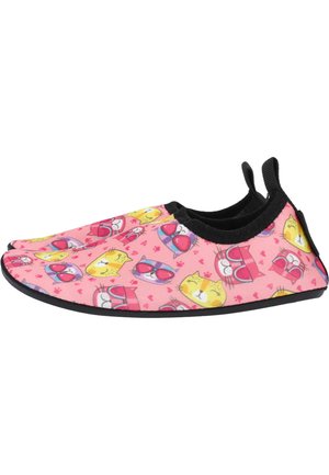 Rosafarbene Stoffschlappen mit schwarzem Rand, die ein verspieltes Katzenmuster in verschiedenen Farben aufweisen. Leichtes Design und flexible Sohle.