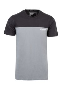Kurzarm-T-Shirt aus Baumwolle mit einem schwarzen Oberteil, grauem Unterteil und einem kleinen weißen Logo auf der linken Brust.