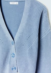 Stradivarius Chaqueta de punto - neon blue