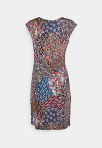 Mouwloze jurk tot de knie met kleurrijke, ingewikkelde bloemen- en geometrische patronen in roze, blauw, zwart en wit op een getailleerde pasvorm.